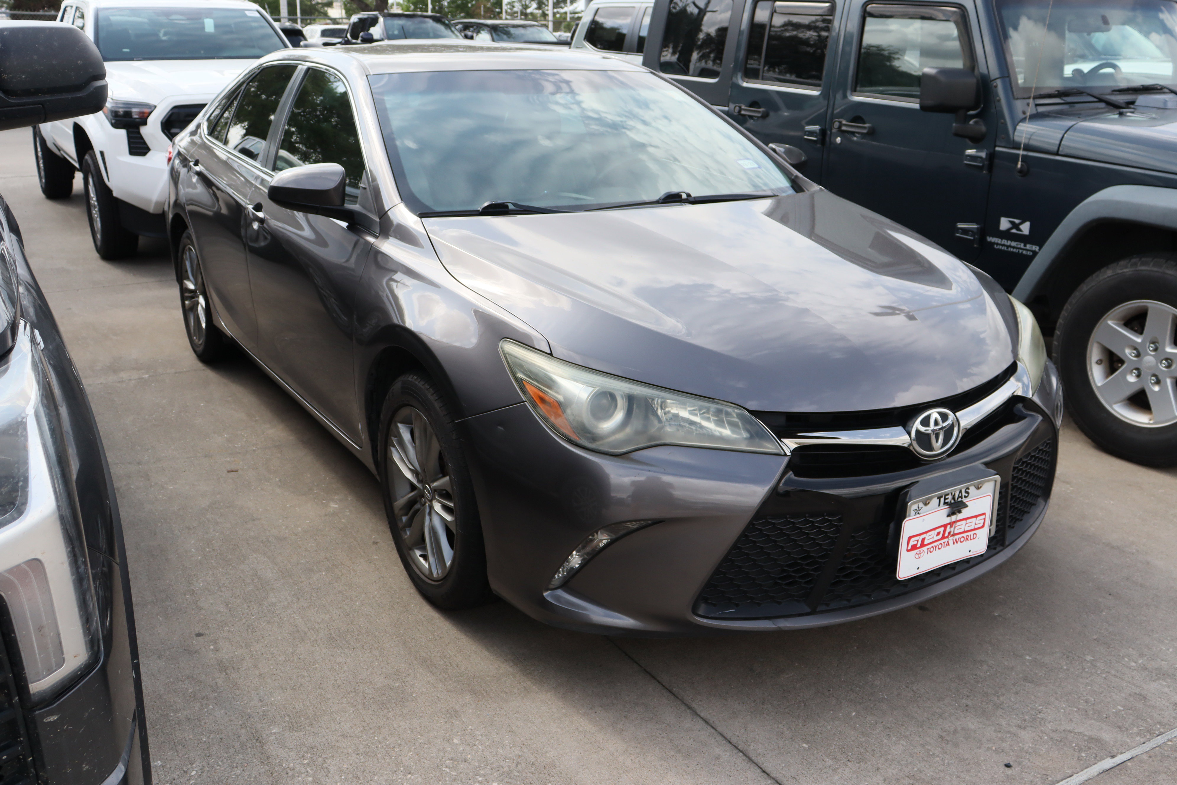 Used 2017 Toyota Camry SE image 2