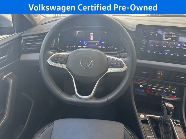 Certified 2025 Volkswagen Jetta SE w/ Sunroof Package image 17