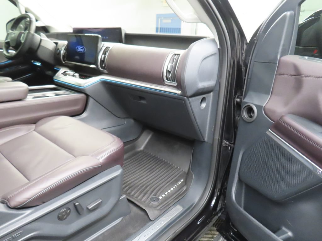 Used 2025 Ford Expedition Max Platinum w/ Platinum Ultimate Package AWD/4WD image 41