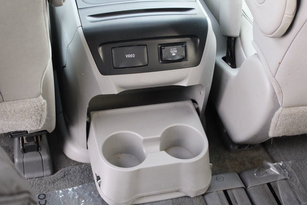 Used 2015 Toyota Sienna XLE Premium image 31