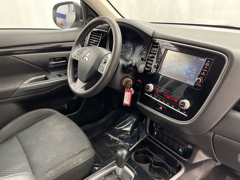 Used 2020 Mitsubishi Outlander ES image 26
