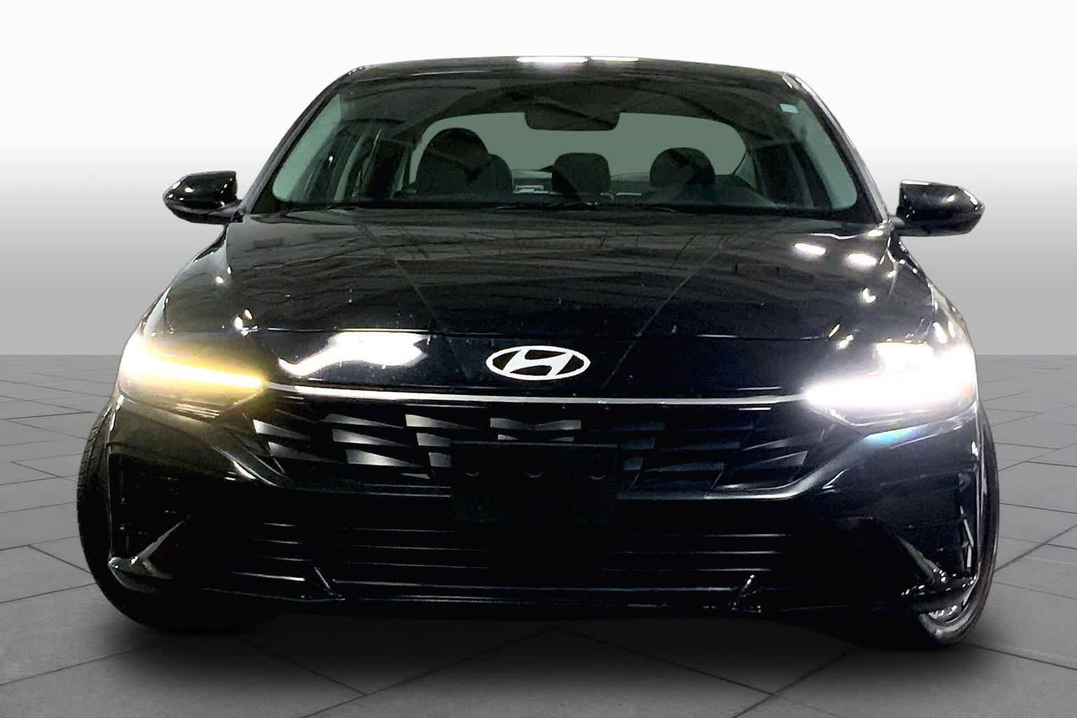 Used 2025 Hyundai Elantra Limited FWD image 4