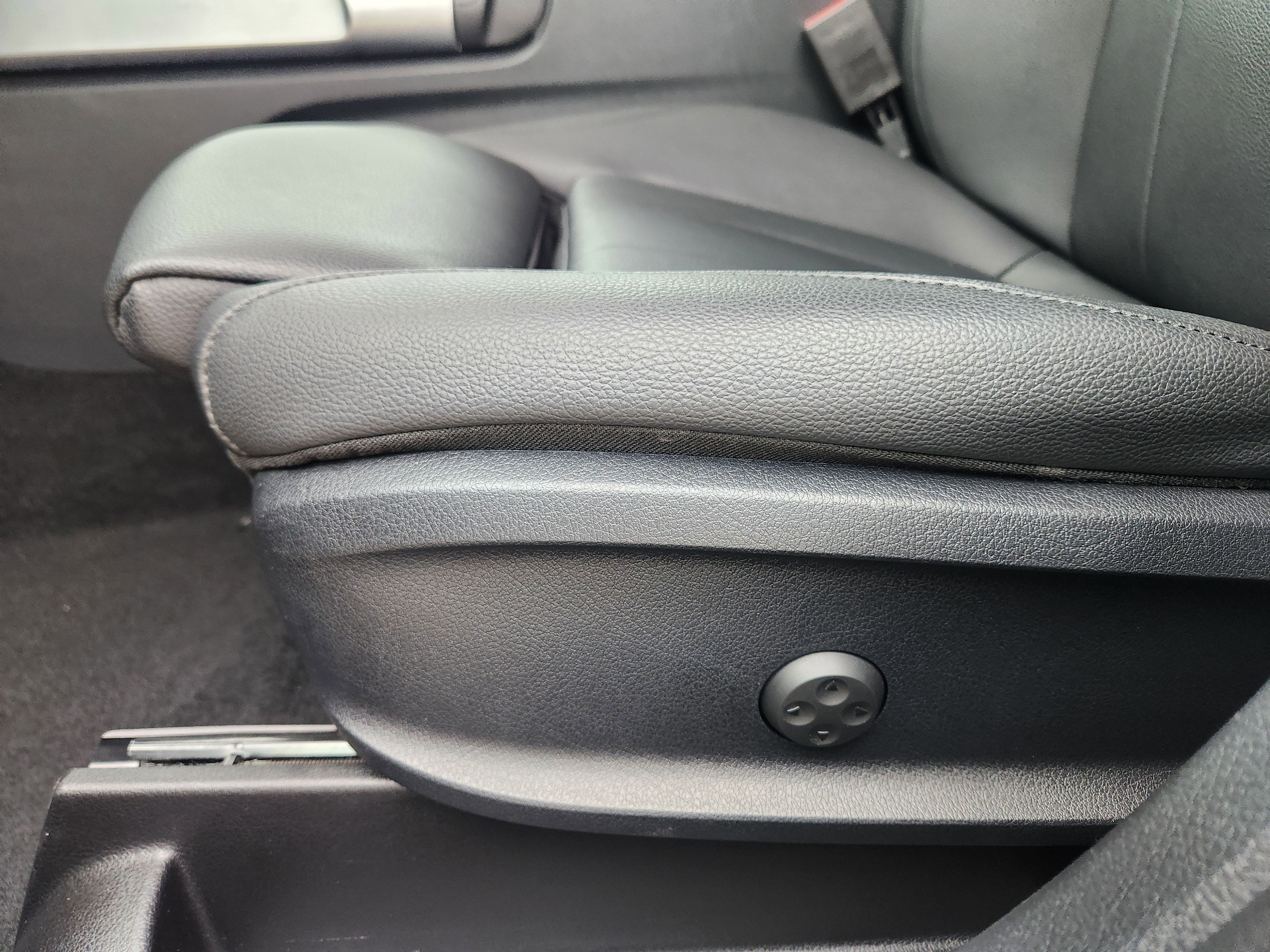 Used 2024 Mercedes-Benz GLB 250 4MATIC image 25