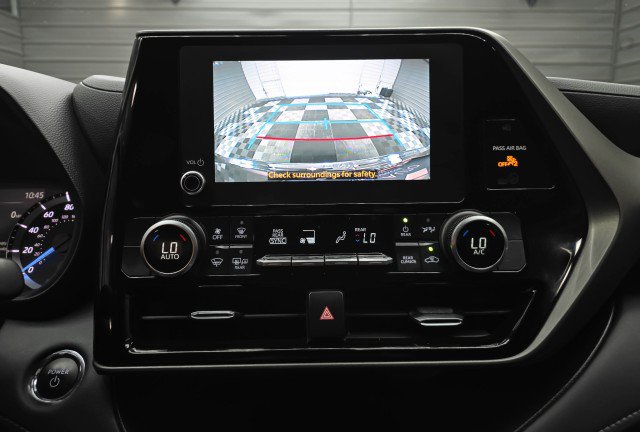 Used 2023 Toyota Highlander LE AWD/4WD image 29