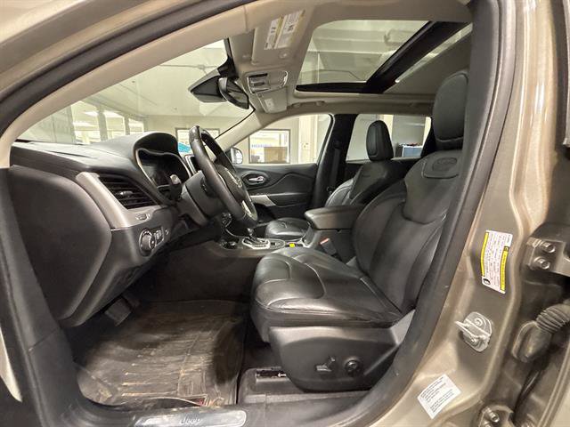 Used 2017 Jeep Cherokee Overland w/ Technology Group AWD/4WD image 18