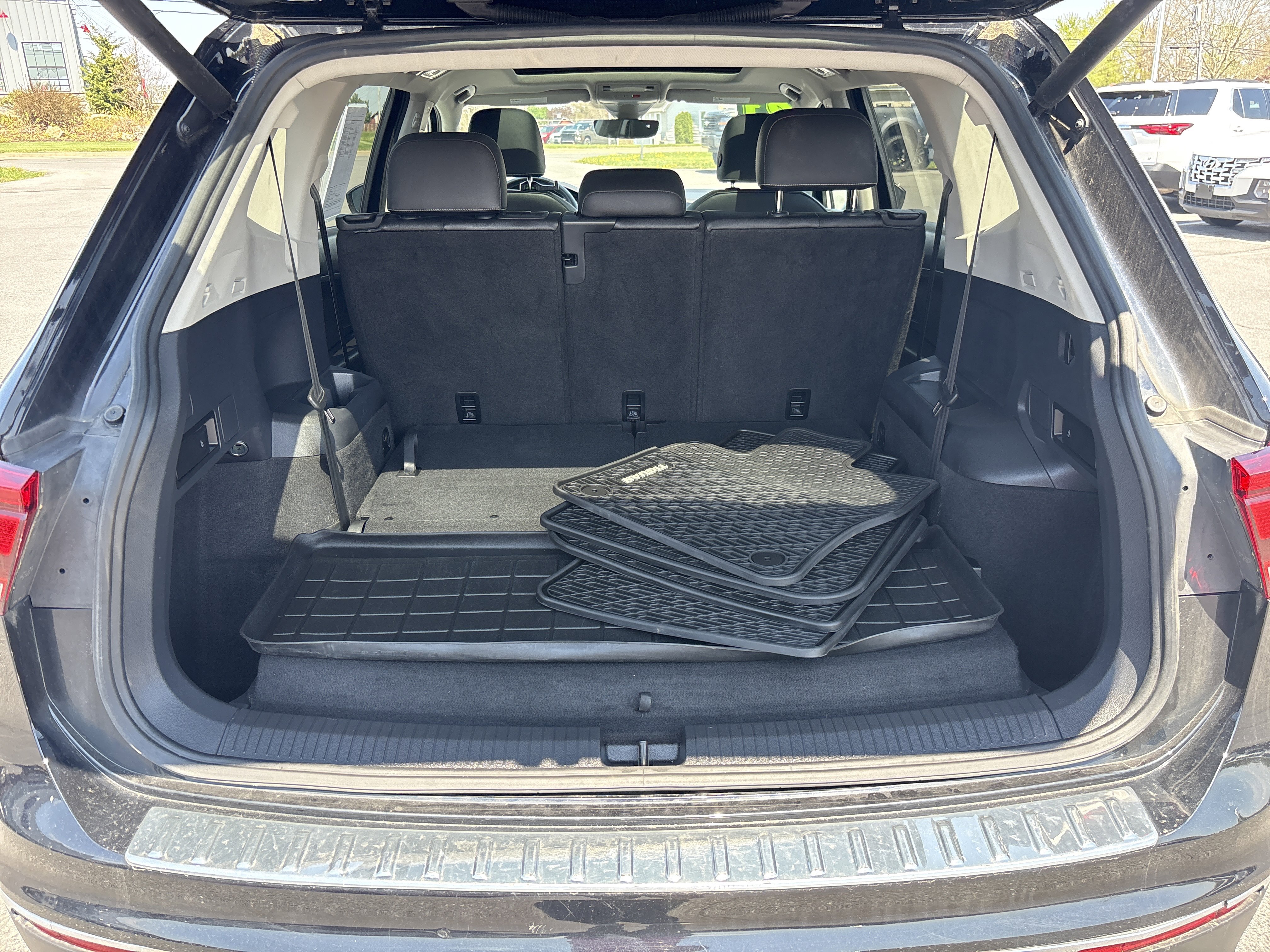 Used 2021 Volkswagen Tiguan SEL w/ 3rd Row Seat Package AWD/4WD image 7