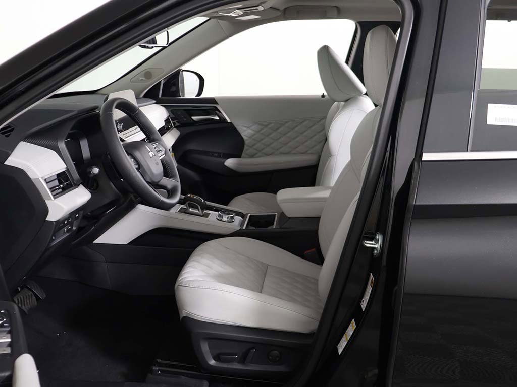 New 2025 Mitsubishi Outlander SEL image 32