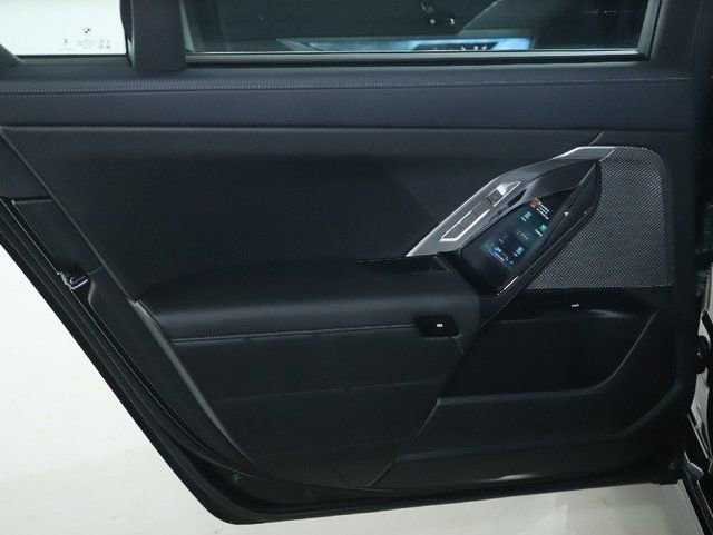 Used 2025 BMW 740i xDrive image 32