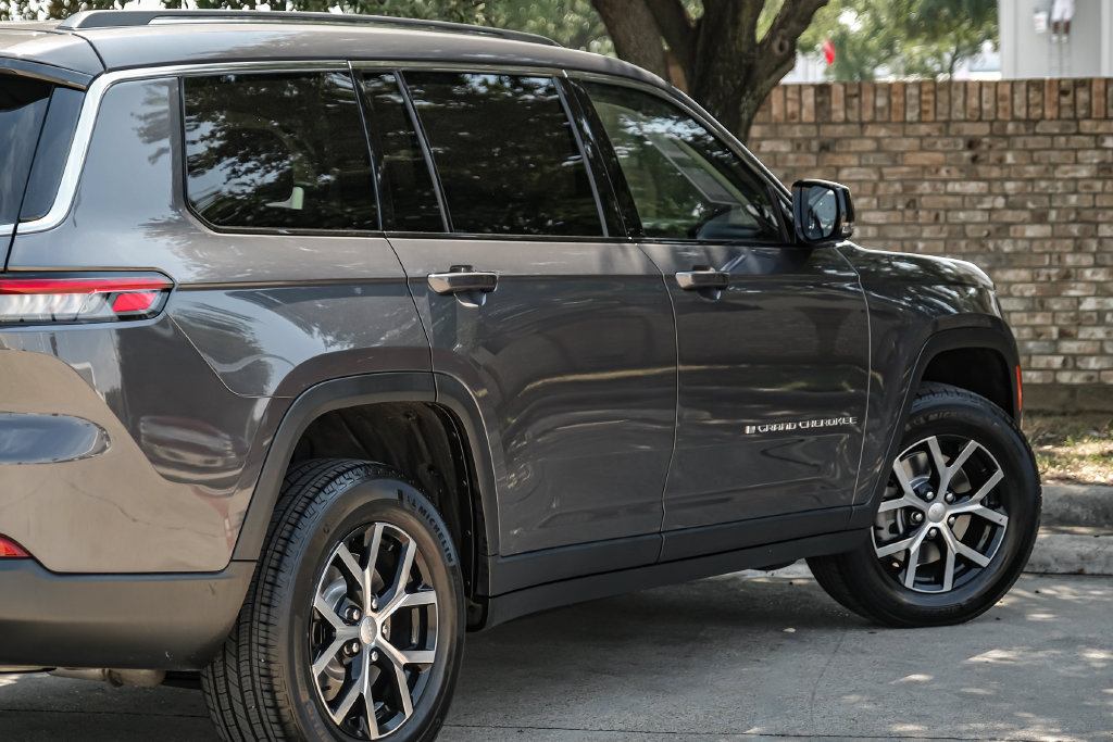 Used 2023 Jeep Grand Cherokee L Limited w/ Luxury Tech Group II AWD/4WD image 17