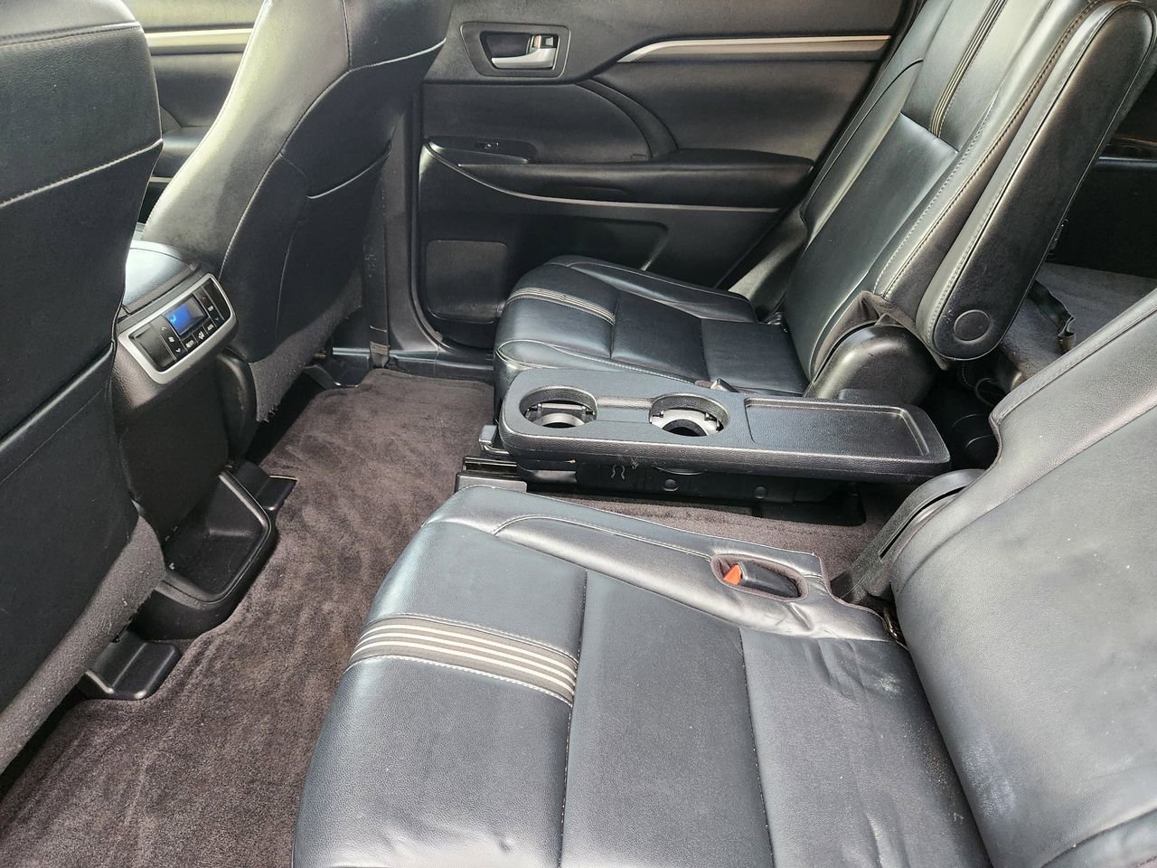 Used 2017 Toyota Highlander SE image 29