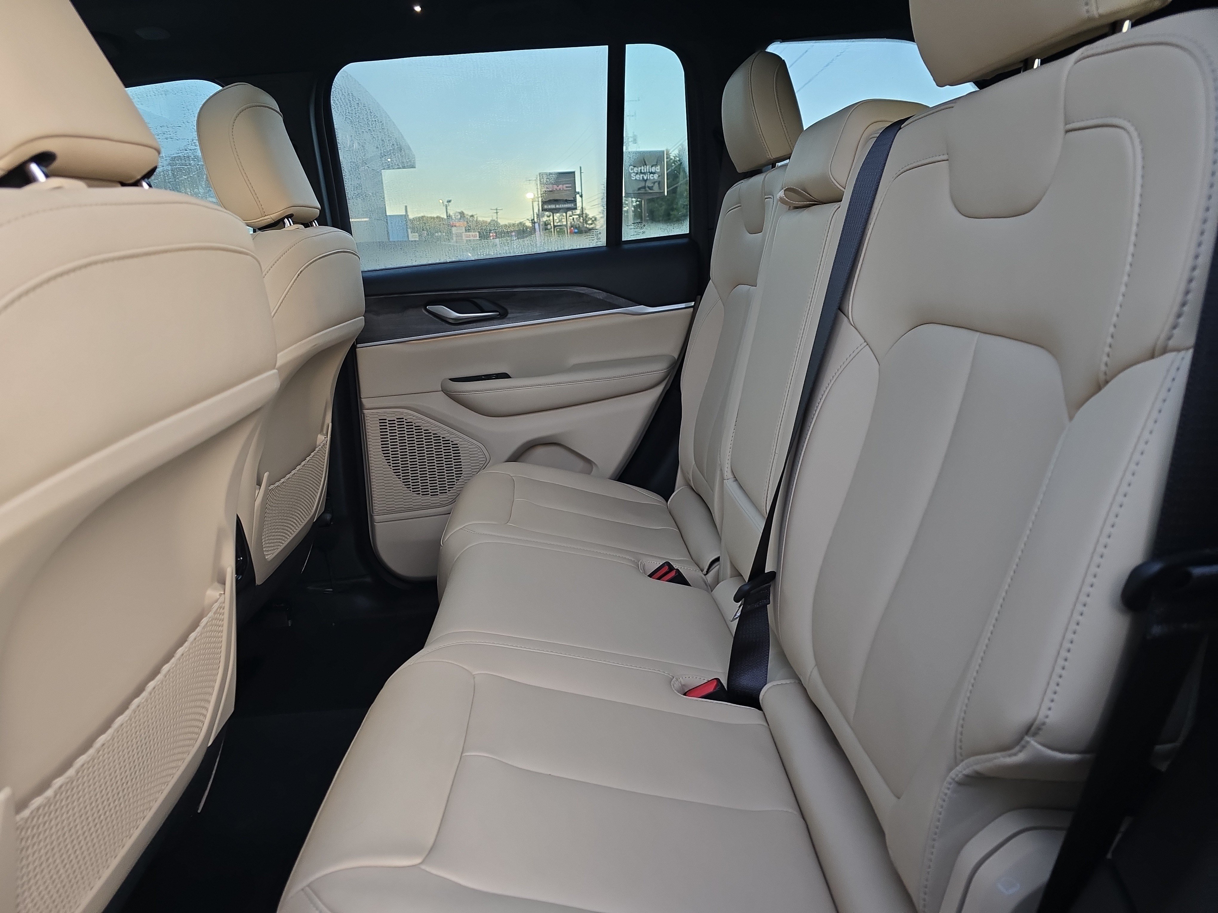 Used 2023 Jeep Grand Cherokee Limited AWD/4WD image 15