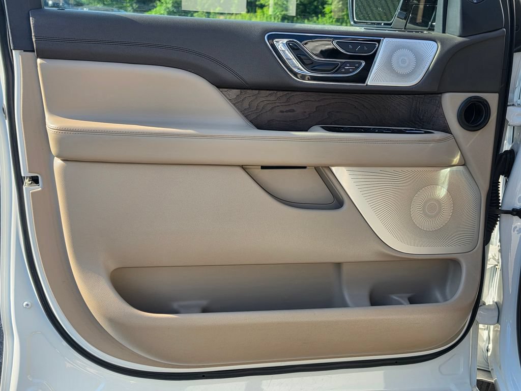 Used 2022 Lincoln Navigator Reserve AWD/4WD image 13