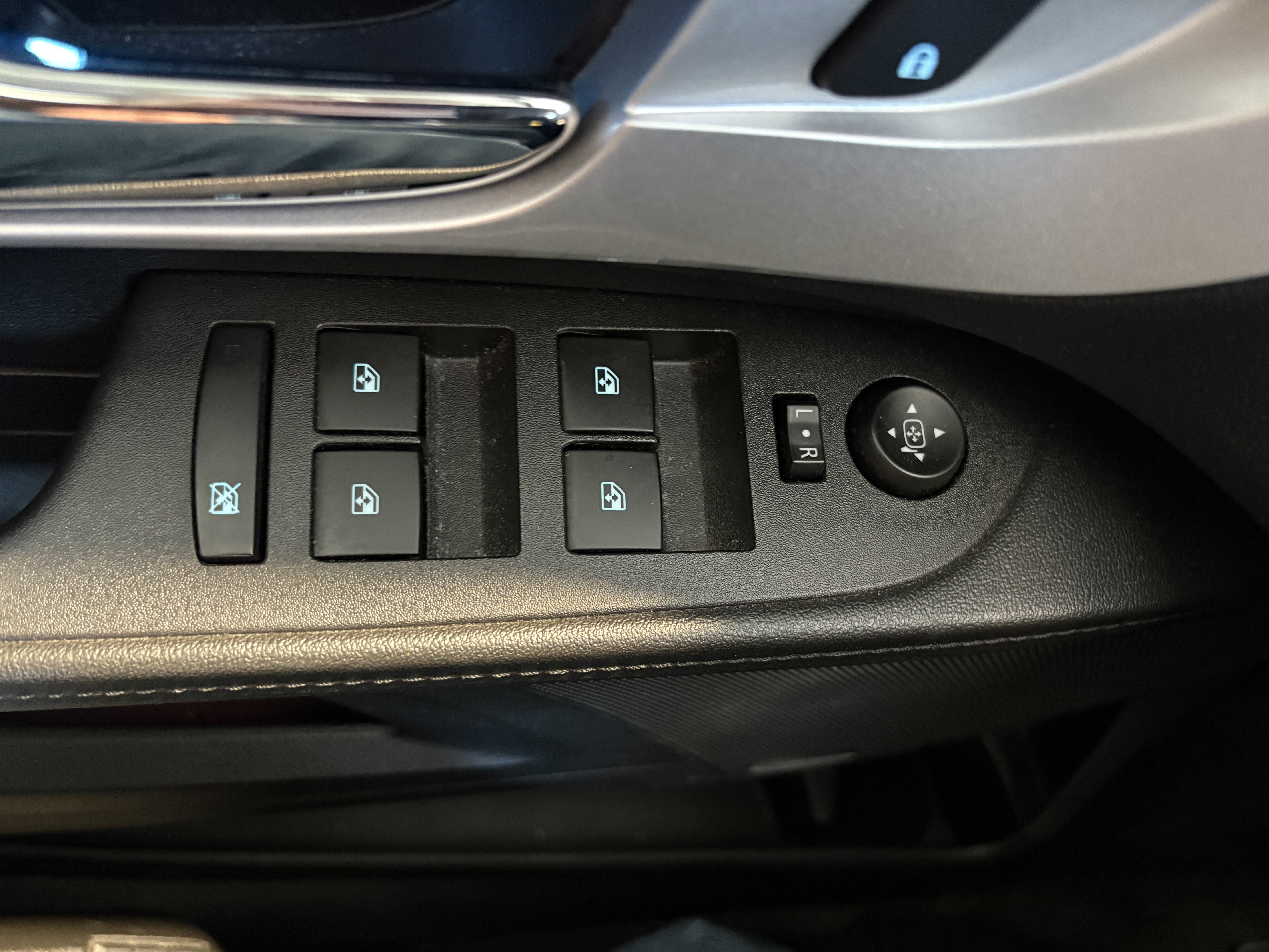 Used 2016 Chevrolet Equinox LTZ w/ Enhanced Convenience Package image 9