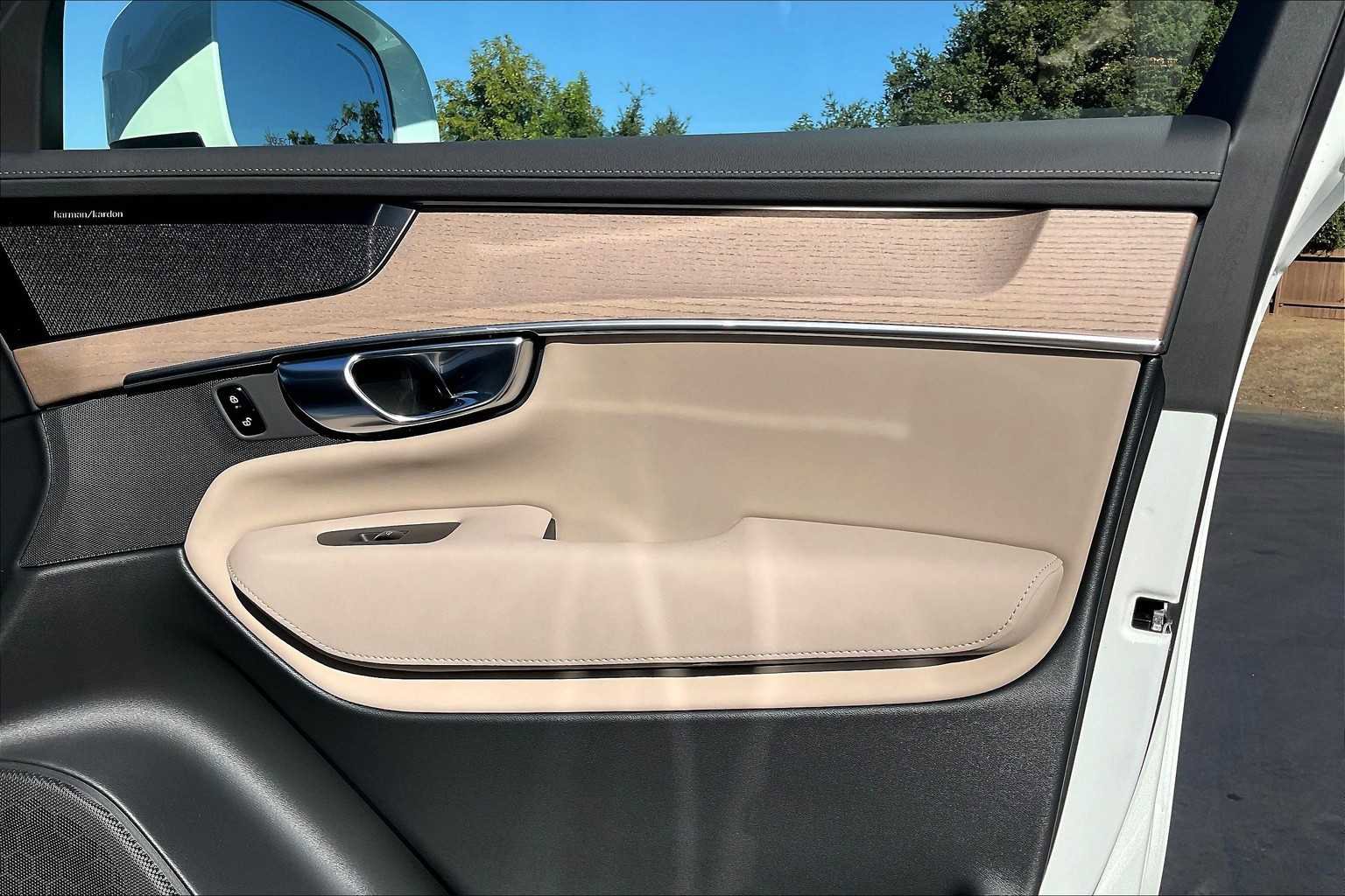 New 2026 Volvo XC90 T8 Plus w/ Protection Package Premier image 31