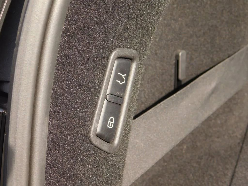 Used 2019 Maserati Levante image 10