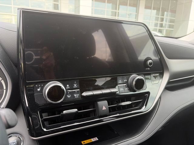Used 2023 Toyota Highlander XLE FWD image 3