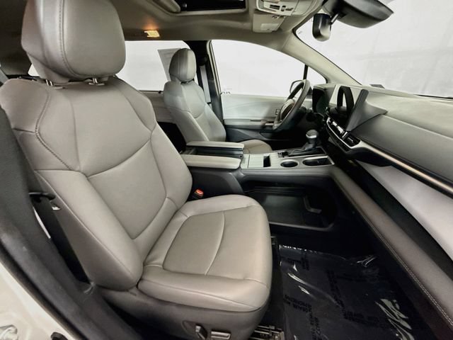 Used 2025 Toyota Sienna XLE FWD image 28