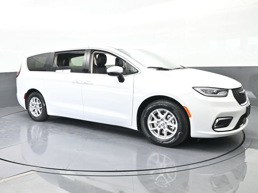 Used 2023 Chrysler Pacifica Touring-L image 8