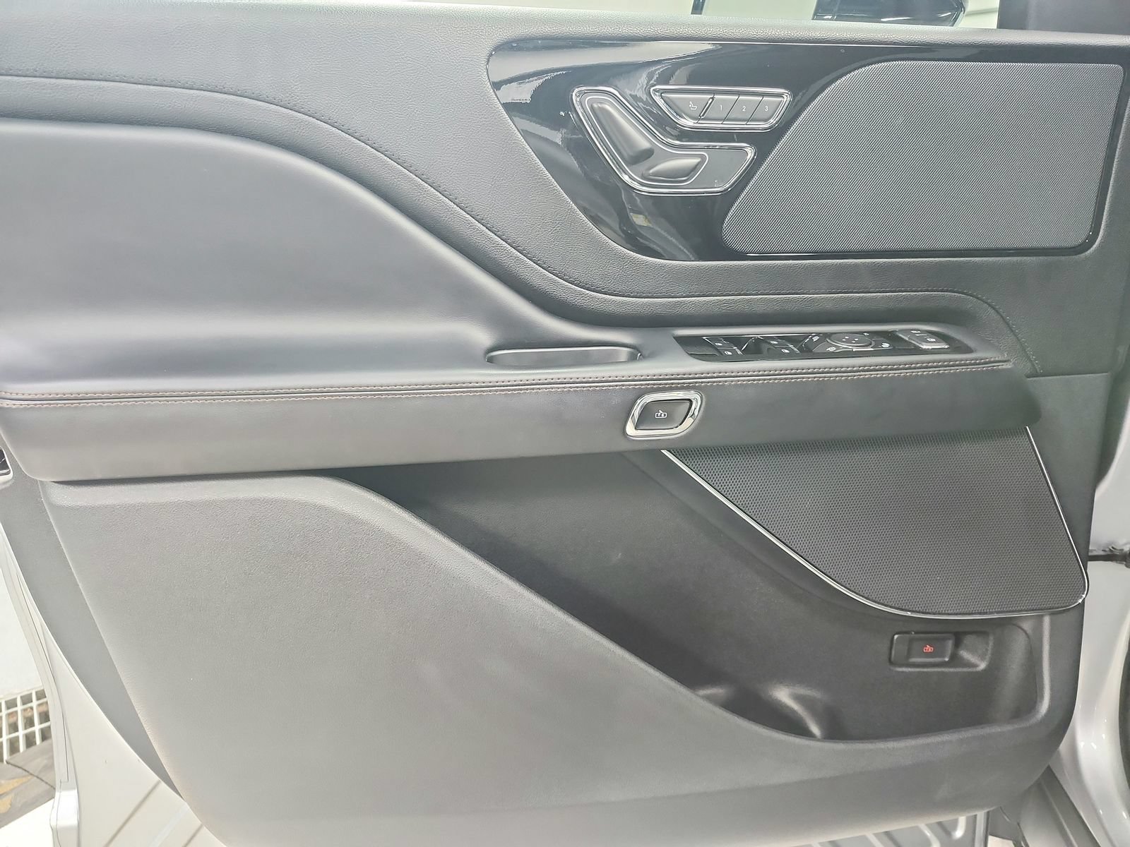 Used 2023 Lincoln Aviator AWD w/ Premium Package image 36