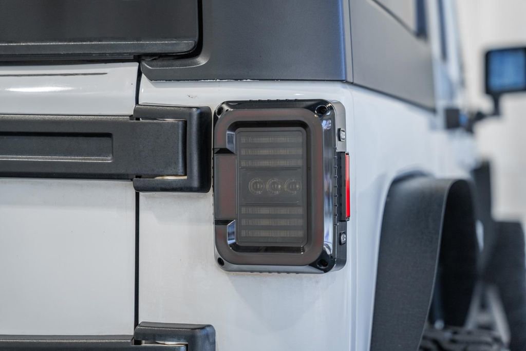 Used 2015 Jeep Wrangler Unlimited Rubicon w/ Connectivity Group image 6