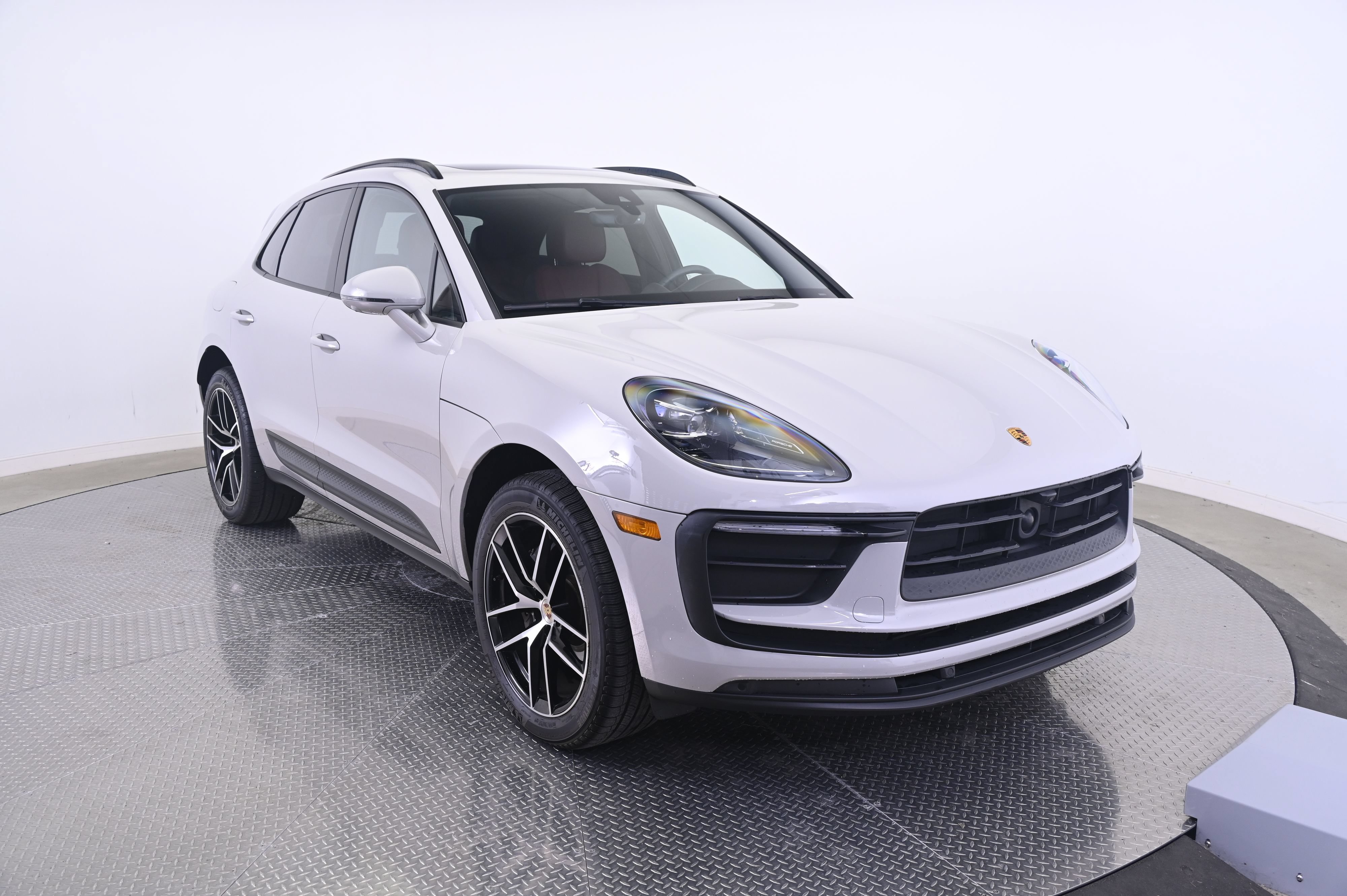 Certified 2023 Porsche Macan AWD/4WD image 9