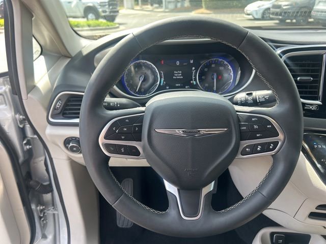 Used 2024 Chrysler Pacifica Touring-L image 19