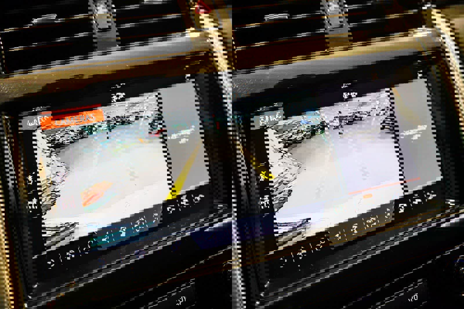 Used 2018 Land Rover Discovery HSE image 24