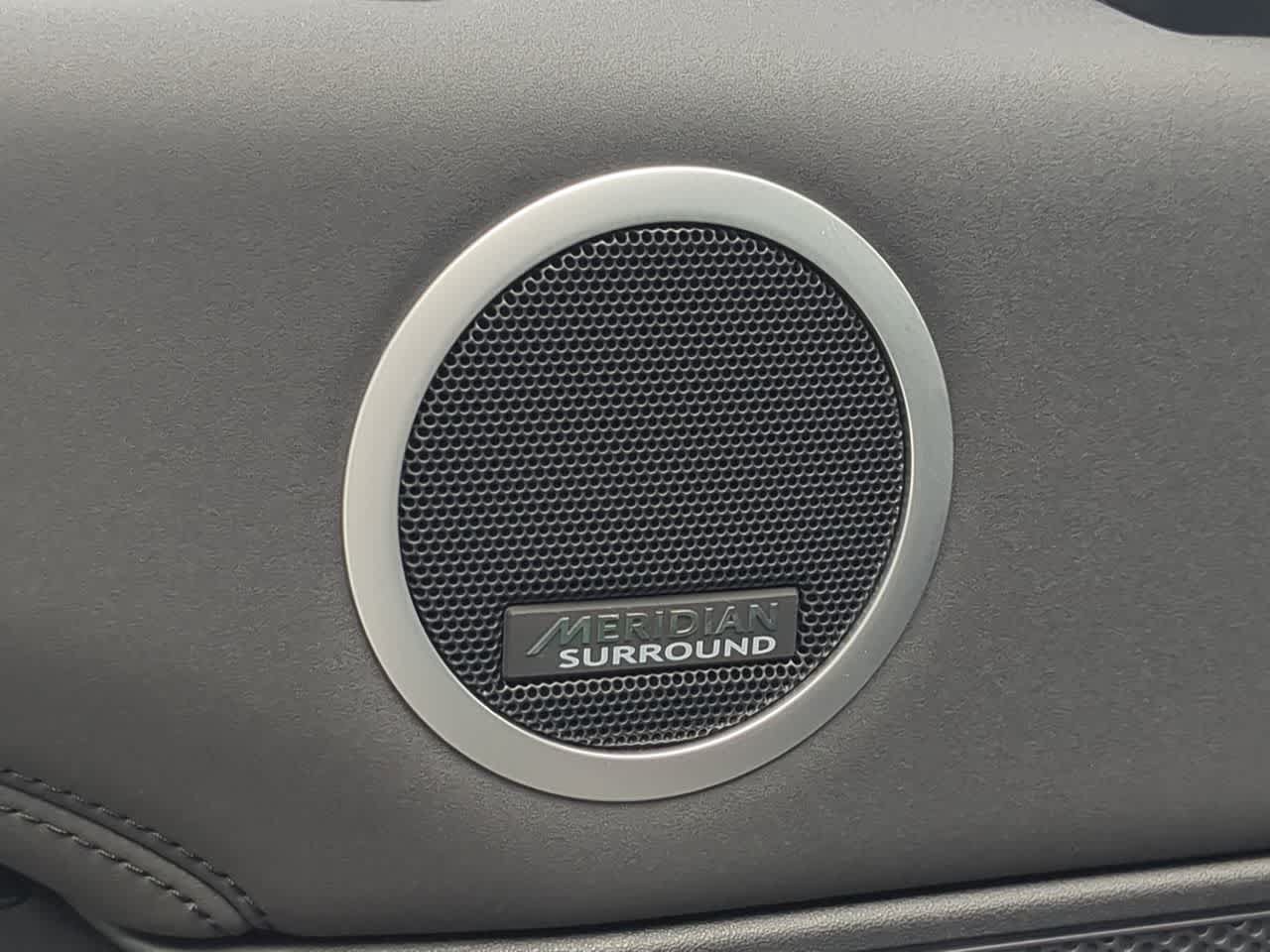 Certified 2025 Land Rover Discovery S AWD/4WD image 33