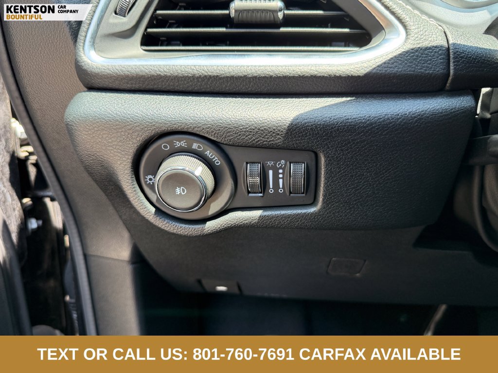 Used 2026 Chrysler Pacifica Limited FWD image 18