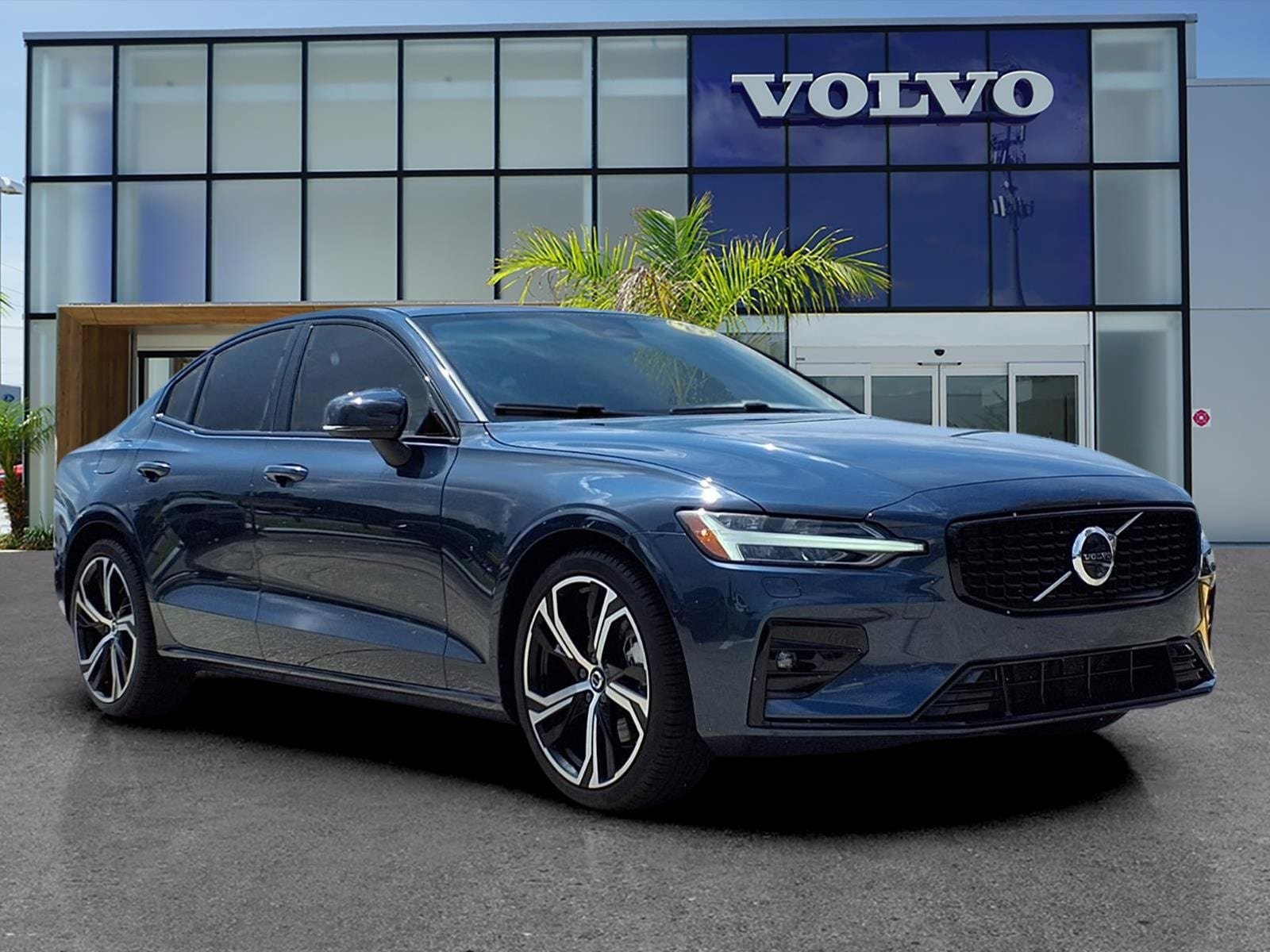 Certified 2025 Volvo S60 B5 Plus FWD video 1