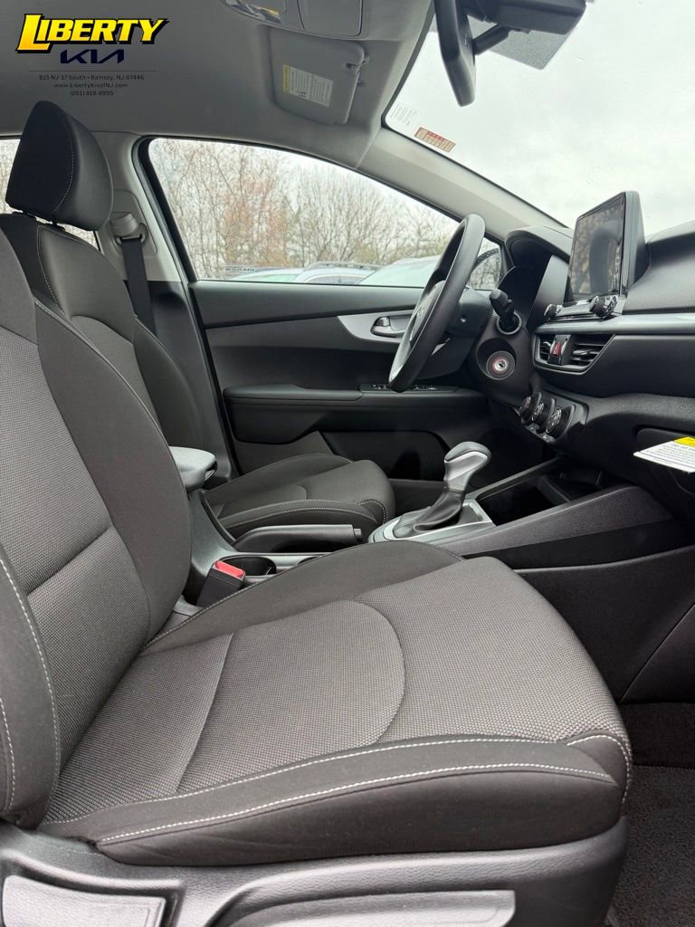 Used 2023 Kia Forte LXS image 9