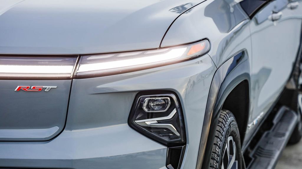 Used 2025 Chevrolet Silverado EV RST AWD/4WD image 5