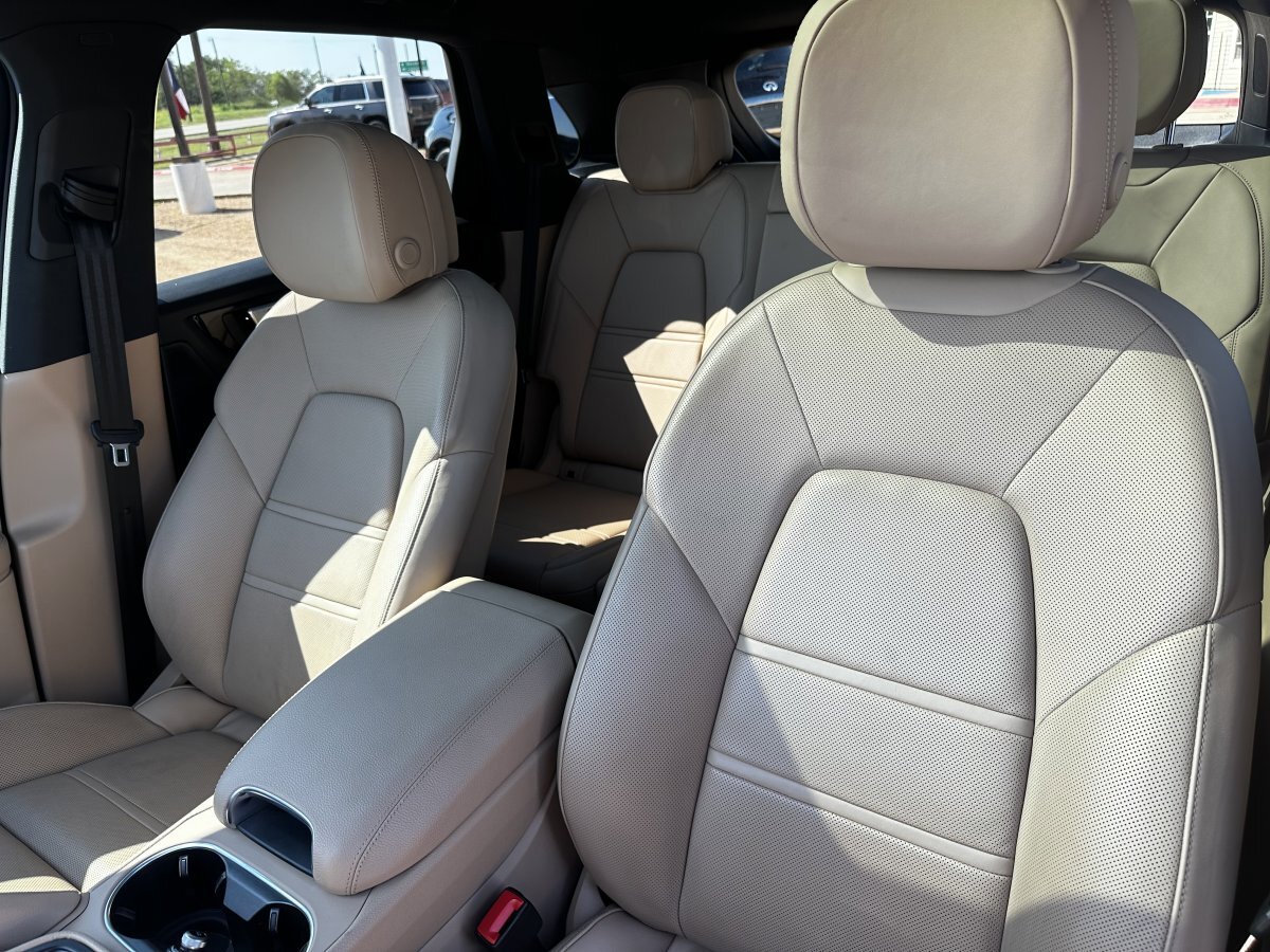 Used 2022 Porsche Cayenne Platinum Edition image 25