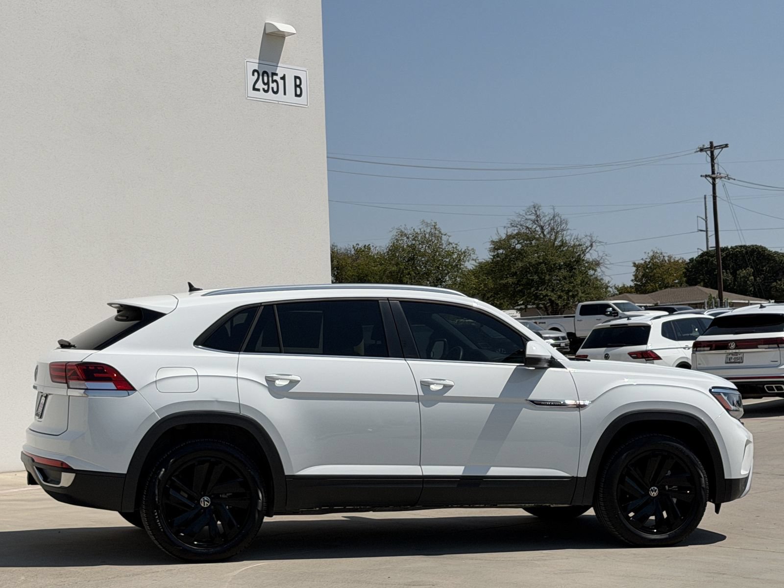 Used 2023 Volkswagen Atlas Cross Sport SE w/ Black Wheel Package FWD video 3