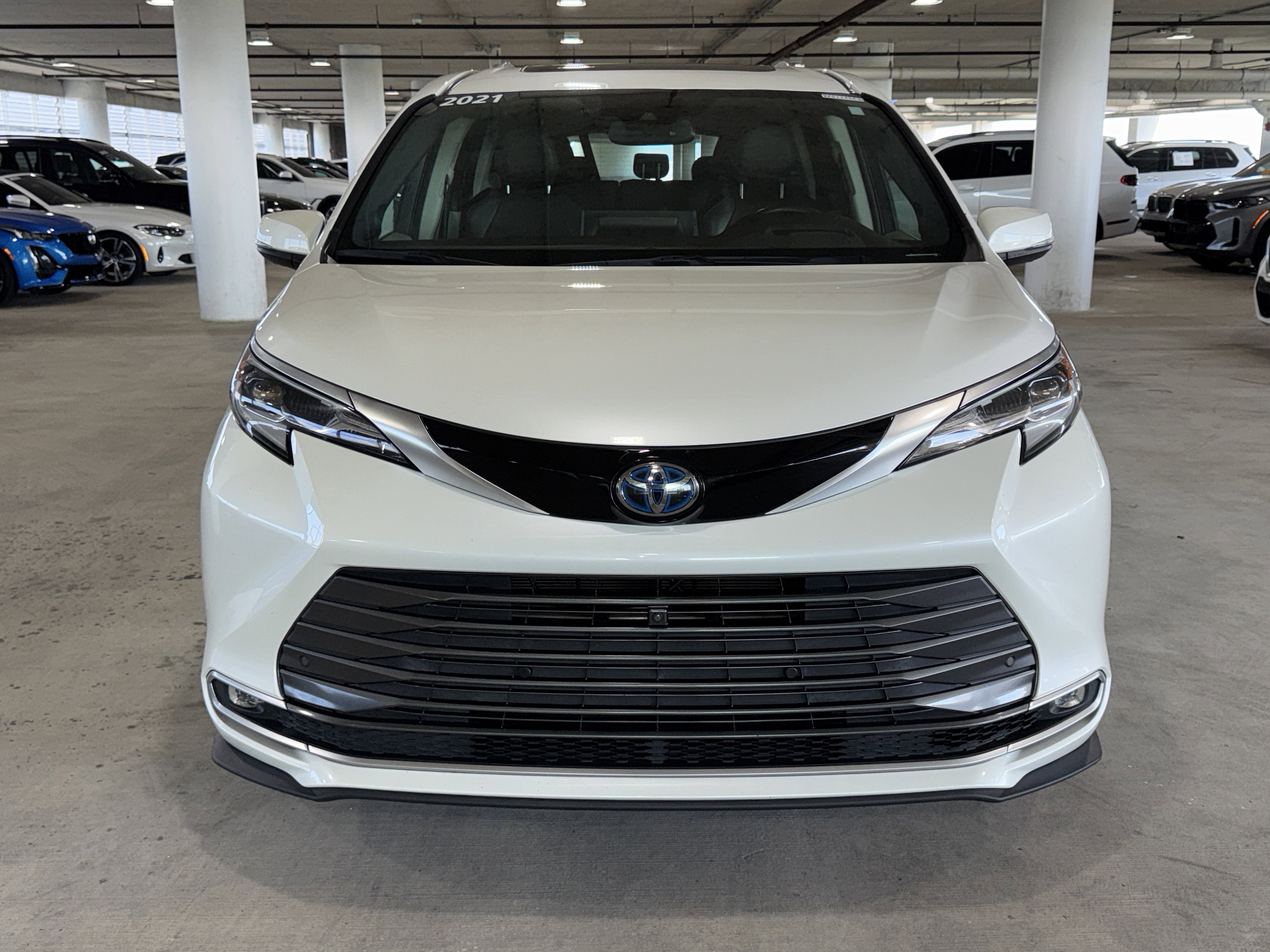 Used 2021 Toyota Sienna Platinum image 3