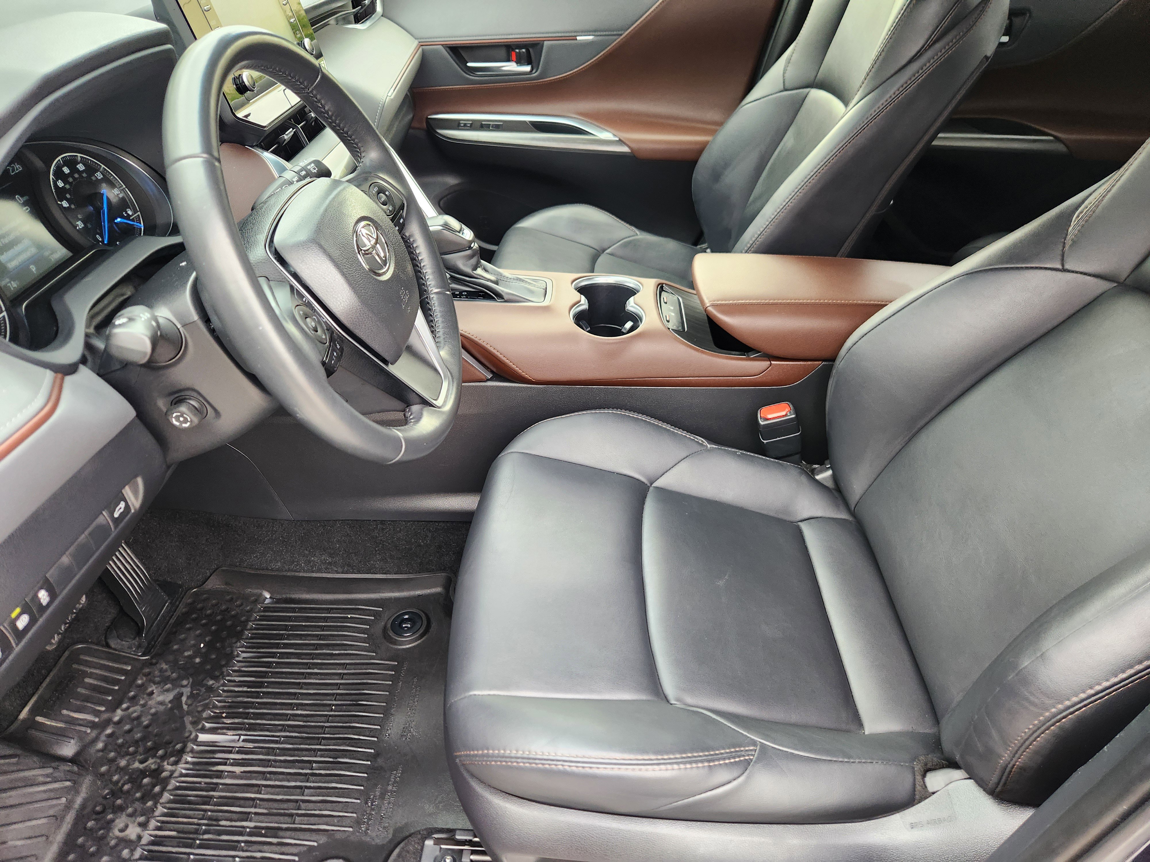 Used 2022 Toyota Venza XLE image 9