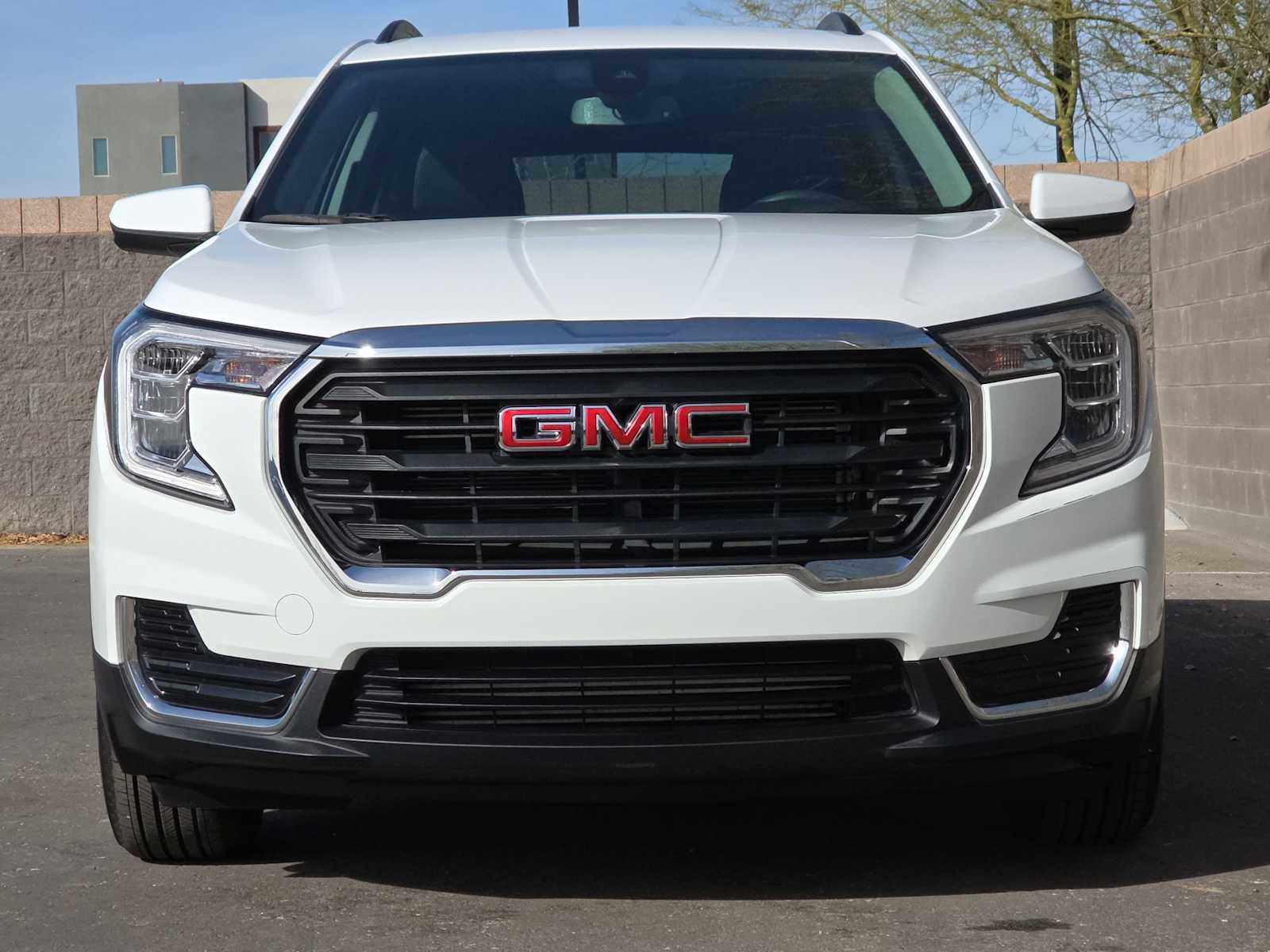 Used 2024 GMC Terrain SLE w/ Driver Convenience Package image 4