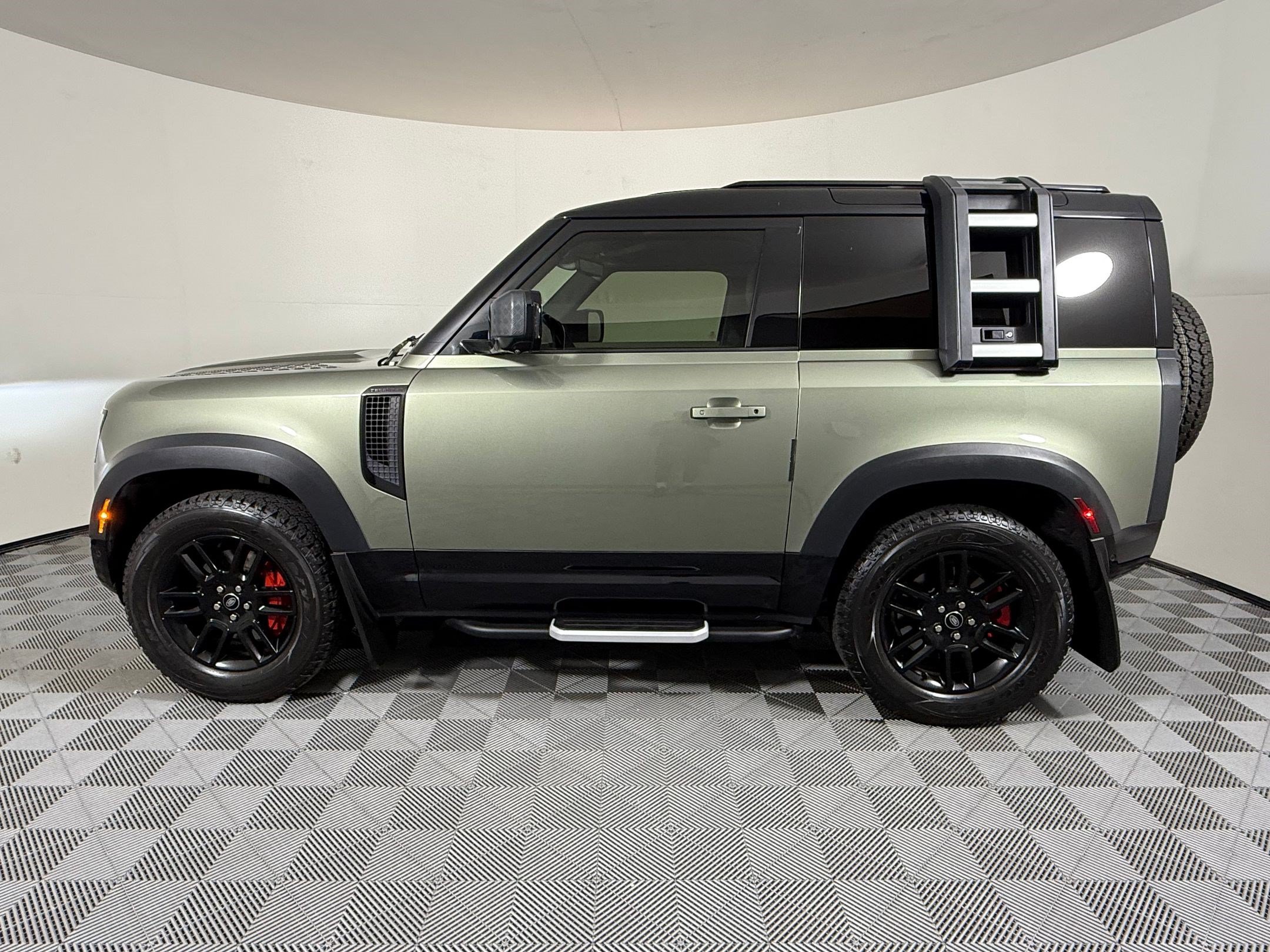 Used 2022 Land Rover Defender 90 X-Dynamic S AWD/4WD image 2