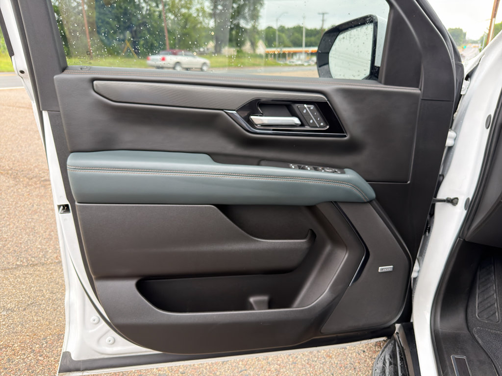 Used 2025 GMC Yukon XL AT4 AWD/4WD image 22