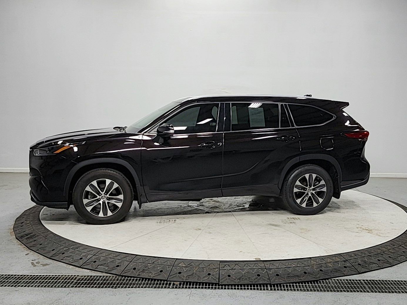 Used 2022 Toyota Highlander XLE AWD/4WD image 4