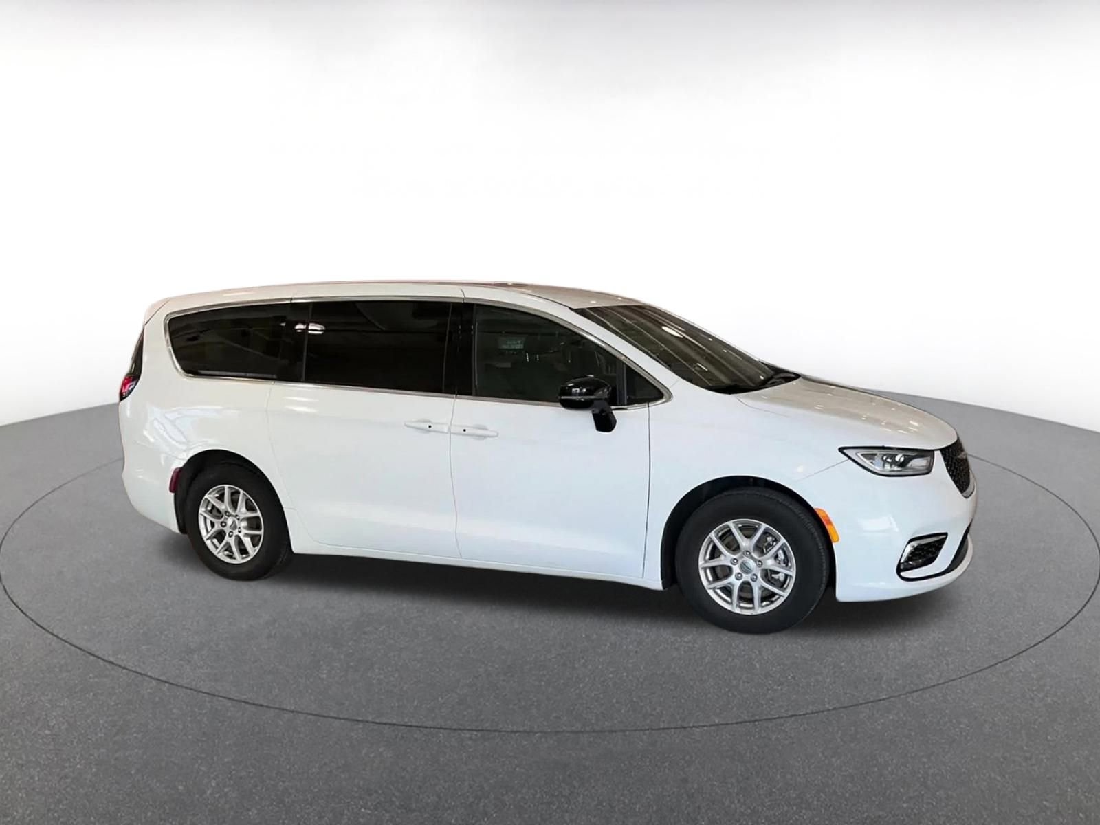 Used 2025 Chrysler Pacifica Select image 2