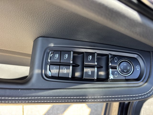 Used 2025 Porsche Macan AWD/4WD image 23