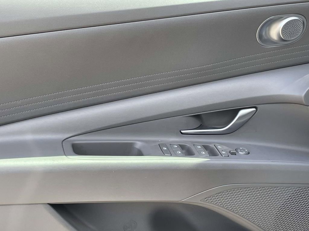 Used 2022 Hyundai Elantra Blue FWD image 13