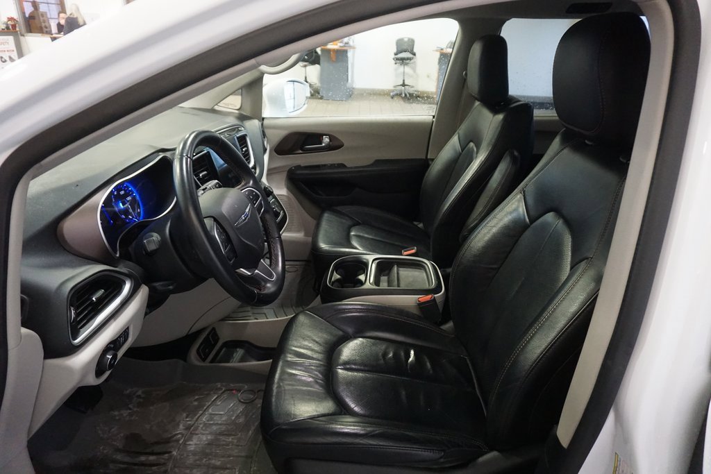 Used 2018 Chrysler Pacifica Touring-L w/ Tire & Wheel Group image 20