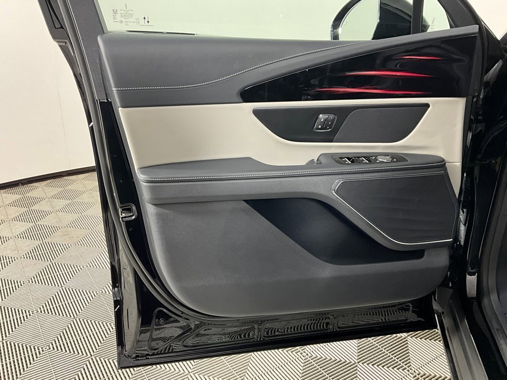 Used 2025 Lincoln Nautilus Premier image 18