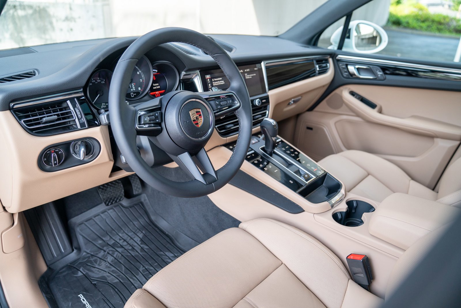 Certified 2025 Porsche Macan AWD/4WD image 4