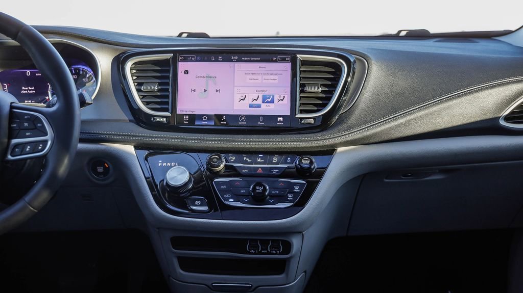 Certified 2023 Chrysler Pacifica Touring-L image 15