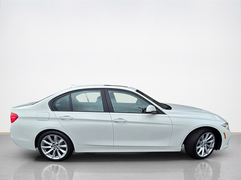 Used 2018 BMW 320i xDrive Sedan AWD/4WD image 2