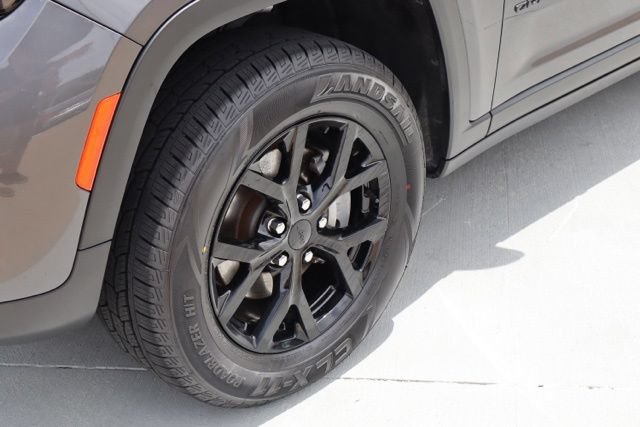 Used 2024 Jeep Grand Cherokee Altitude RWD image 2