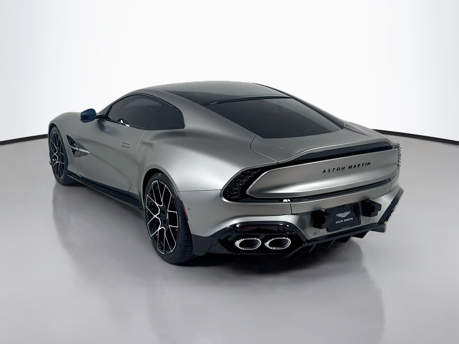 Used 2025 Aston Martin Vanquish RWD image 6